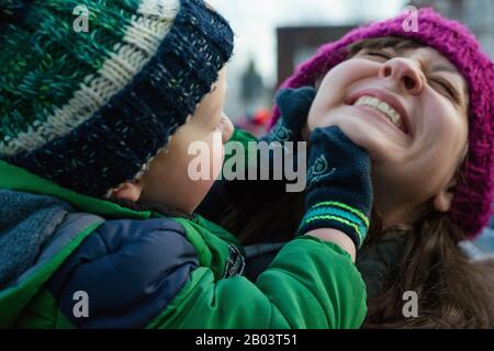 Un bambino che colpisce sua madre. Foto Stock