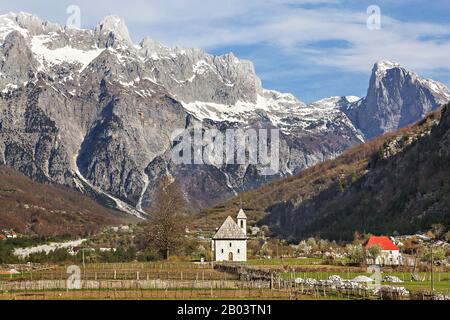 Villaggio scena nella Valle Theth, in Albania Foto Stock