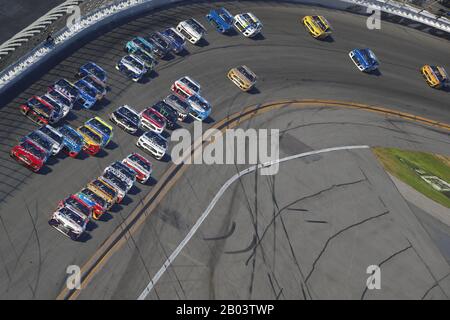17 febbraio 2020, Daytona Beach, Florida, USA: Denny Hamlin (11) corse per la Daytona 500 al Daytona International Speedway di Daytona Beach, Florida. (Immagine di credito: © Stephen A. Arce/ASP) Foto Stock