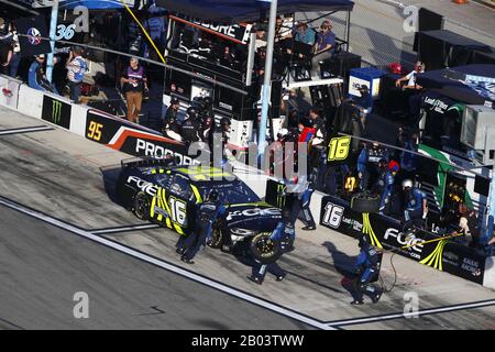 17 febbraio 2020, Daytona Beach, Florida, USA: Justin Haley (16) corse per la Daytona 500 al Daytona International Speedway di Daytona Beach, Florida. (Immagine di credito: © Stephen A. Arce/ASP) Foto Stock