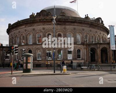 L'edificio del Corn Exchange in pietra circolare con finestre ad arco e tetto a cupola nel Leeds Yorkshire England Foto Stock