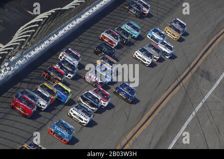 Daytona Beach, Florida, Stati Uniti. 17th Feb, 2020. Ross Chastain (77) corse per la Daytona 500 al Daytona International Speedway di Daytona Beach, Florida. (Immagine di credito: © Stephen A. Arce/ASP) Foto Stock