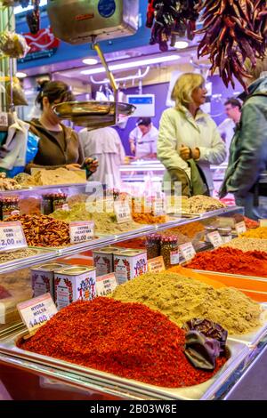 Mercado de la Boqueria un famoso mercato pubblico al coperto che vende carne, prodotti, formaggi e una serie di altri foo al largo della Rambla, Barcellona, Spagna. Foto Stock