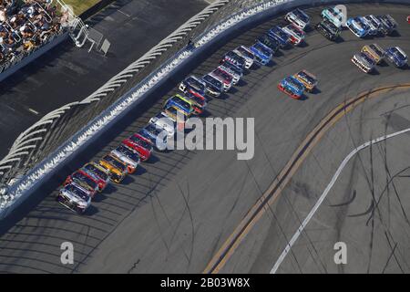 17 febbraio 2020, Daytona Beach, Florida, USA: Denny Hamlin (11) corse per la Daytona 500 al Daytona International Speedway di Daytona Beach, Florida. (Immagine di credito: © Stephen A. Arce/ASP) Foto Stock