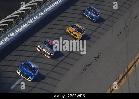 17 febbraio 2020, Daytona Beach, Florida, USA: Kyle Larson (42) corse per la Daytona 500 al Daytona International Speedway di Daytona Beach, Florida. (Immagine di credito: © Stephen A. Arce/ASP) Foto Stock