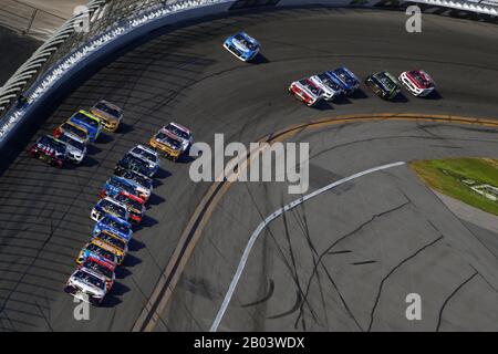 17 febbraio 2020, Daytona Beach, Florida, USA: Denny Hamlin (11) corse per la Daytona 500 al Daytona International Speedway di Daytona Beach, Florida. (Immagine di credito: © Stephen A. Arce/ASP) Foto Stock