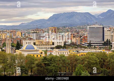 Vista sulla capitale dell'Albania, Tirana, Albania Foto Stock