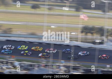 Daytona Beach, Florida, Stati Uniti. 17th Feb, 2020. Ross Chastain (77) corse per la Daytona 500 al Daytona International Speedway di Daytona Beach, Florida. (Immagine di credito: © Stephen A. Arce/ASP) Foto Stock