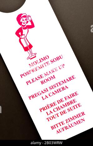 Cartello multilingue per appendere un hotel (croato) - 'si prega di preparare la camera' in croato, inglese, italiano, francese e tedesco Foto Stock
