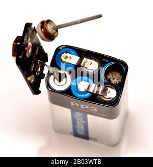 Batteria di dimensioni 9V PP3 che mostra le singole celle interne Foto Stock