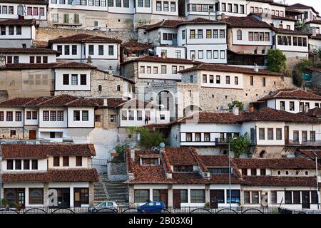 Vista sulle case in stile orientale di Berat in Albania Foto Stock