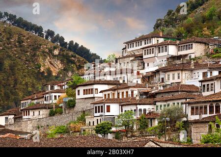 Vista sulle case in stile orientale di Berat in Albania Foto Stock