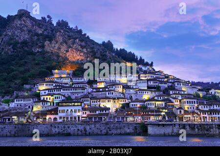 Vista sulle case in stile orientale di Berat in Albania Foto Stock