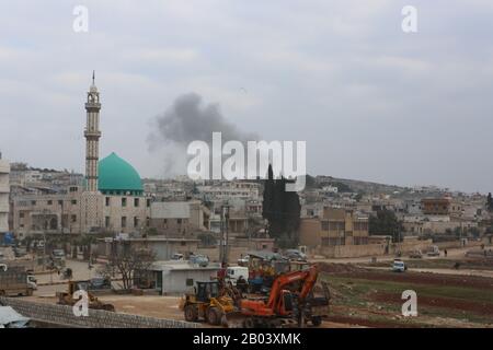 Idlib, Siria. 18th Feb 2020. Il governo siriano, sostenuto dalla Russia, ha sparato le conchiglie nella città di Termanin vicino a un posto di osservazione turco a nord di Idlib, al confine amministrativo con la provincia di Aleppo. Le forze turche hanno recentemente dispiegato diversi convogli militari nella Siria nord-occidentale e hanno istituito posti militari in diverse aree dell'Idlib e nelle province occidentali di Aleppo. L'esercito siriano ha recentemente compiuto progressi significativi contro l'enclave controllata dall'opposizione nel nord-ovest del paese, consolidando la presa del governo sull'Aleppo occidentale e. Foto Stock