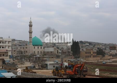 Idlib, Siria. 18th Feb 2020. Il governo siriano, sostenuto dalla Russia, ha sparato le conchiglie nella città di Termanin vicino a un posto di osservazione turco a nord di Idlib, al confine amministrativo con la provincia di Aleppo. Le forze turche hanno recentemente dispiegato diversi convogli militari nella Siria nord-occidentale e hanno istituito posti militari in diverse aree dell'Idlib e nelle province occidentali di Aleppo. L'esercito siriano ha recentemente compiuto progressi significativi contro l'enclave controllata dall'opposizione nel nord-ovest del paese, consolidando la presa del governo sull'Aleppo occidentale e. Foto Stock