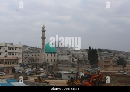 Idlib, Siria. 18th Feb 2020. Il governo siriano, sostenuto dalla Russia, ha sparato le conchiglie nella città di Termanin vicino a un posto di osservazione turco a nord di Idlib, al confine amministrativo con la provincia di Aleppo. Le forze turche hanno recentemente dispiegato diversi convogli militari nella Siria nord-occidentale e hanno istituito posti militari in diverse aree dell'Idlib e nelle province occidentali di Aleppo. L'esercito siriano ha recentemente compiuto progressi significativi contro l'enclave controllata dall'opposizione nel nord-ovest del paese, consolidando la presa del governo sull'Aleppo occidentale e. Foto Stock