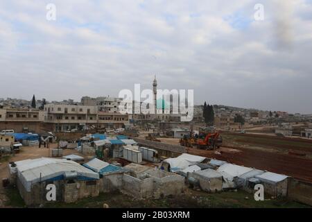 Idlib, Siria. 18th Feb 2020. Il governo siriano, sostenuto dalla Russia, ha sparato le conchiglie nella città di Termanin vicino a un posto di osservazione turco a nord di Idlib, al confine amministrativo con la provincia di Aleppo. Le forze turche hanno recentemente dispiegato diversi convogli militari nella Siria nord-occidentale e hanno istituito posti militari in diverse aree dell'Idlib e nelle province occidentali di Aleppo. L'esercito siriano ha recentemente compiuto progressi significativi contro l'enclave controllata dall'opposizione nel nord-ovest del paese, consolidando la presa del governo sull'Aleppo occidentale e. Foto Stock