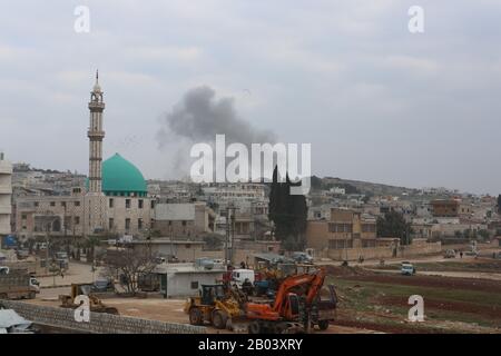 Idlib, Siria. 18th Feb 2020. Il governo siriano, sostenuto dalla Russia, ha sparato le conchiglie nella città di Termanin vicino a un posto di osservazione turco a nord di Idlib, al confine amministrativo con la provincia di Aleppo. Le forze turche hanno recentemente dispiegato diversi convogli militari nella Siria nord-occidentale e hanno istituito posti militari in diverse aree dell'Idlib e nelle province occidentali di Aleppo. L'esercito siriano ha recentemente compiuto progressi significativi contro l'enclave controllata dall'opposizione nel nord-ovest del paese, consolidando la presa del governo sull'Aleppo occidentale e. Foto Stock