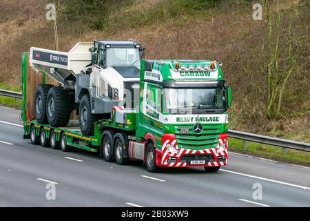 CADZOW trasporto camion di consegna, camion HGV, trasporto, camion, cargo cargo carrier, veicolo Mercedes Benz, industria del trasporto stradale, M61 a Manchester, Regno Unito Foto Stock