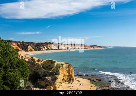 Spiaggia Di Falesia Dalle Scogliere Di Olhos De Agua, Algarve, Portogallo Foto Stock