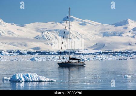 Uno yacht ormeggiato al largo di Cuverville Island, canale di Errera, Arctowski Peninsular, Antartide. Foto Stock
