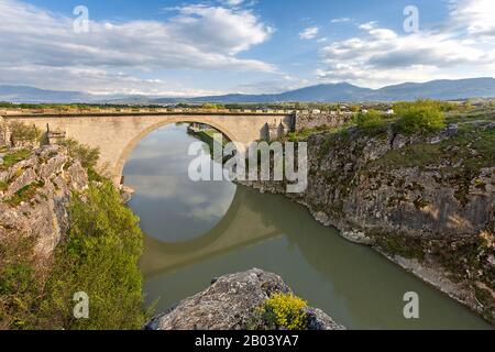 Vecchio ponte con i suoi riflessi in acqua, vicino Prizren, Kosovo. Foto Stock