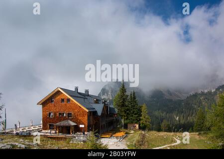 Erfurter Hütte , catena montuosa di Rofan vicino alla funivia di Rofan in Tirolo / Austria Foto Stock