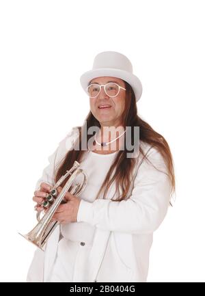 Un Medioevo uomo indigeni in piedi in un vestito bianco e cappello bianco tenendo la sua tromba con i suoi lunghi capelli, isolato per sfondo bianco Foto Stock