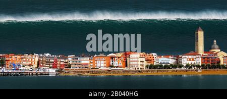 tsunami con una grande onda che schianta una città sulla costa Foto Stock