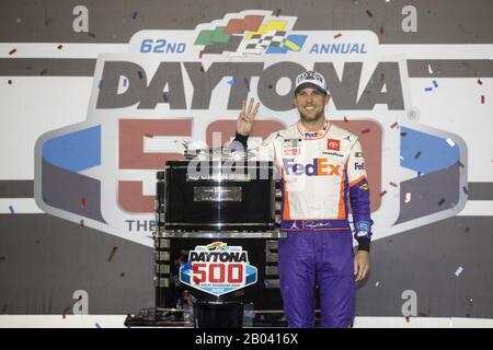 17 febbraio 2020, Daytona Beach, Florida, USA: Denny Hamlin (11) vince la Daytona 500 al Daytona International Speedway di Daytona Beach, Florida. (Immagine di credito: © Stephen A. Arce/ASP) Foto Stock