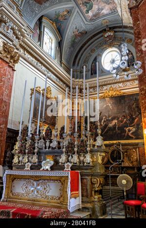 Collegiata di San Lorenzo interno a Birgu (Vittoriosa), Malta, altare con tela pittura Il Martirio di San Lorenzo da Mattia Preti avanti Foto Stock