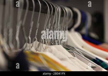 appendiabiti con appendiabiti, appendiabiti, guardaroba e appendiabiti in alluminio. Abbigliamento delle camicie da donna su appendiabiti nel negozio di abbigliamento Foto Stock