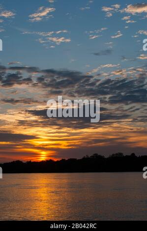 Il sole tramonta sul fiume Cuiaba a Porto Jofre nel Pantanal settentrionale, nella provincia del Mato Grosso in Brasile. Foto Stock