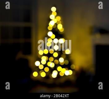 Albero di Natale con luci sfocate, sfocate, soffici, effetto bokeh Foto Stock