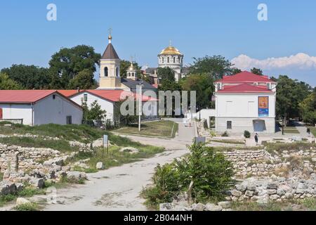 Sevastopol, Crimea, Russia - 26 luglio 2019: Chiese ed edifici alle rovine dell'antica città di Chersonesos a Sevastopol, Crimea Foto Stock