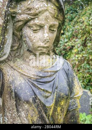 Angel tombstone in tempo umido Foto Stock