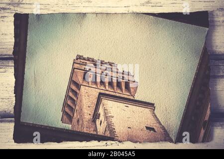 Immagine strutturata di Palazzo Vecchio, Firenze, Italia / Direttamente sotto la vista del campanile su Piazza della Signoria a Firenze Foto Stock