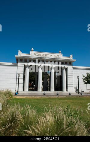 Ingresso al Cimitero la Recoleta, un cimitero situato nel quartiere Recoleta di Buenos Aires in Argentina. Contiene le tombe, inclusa Eva Foto Stock