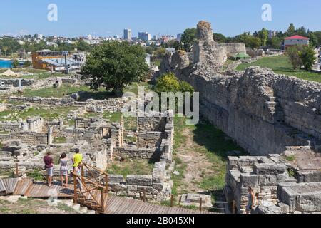 Sevastopol, Crimea, Russia - 26 luglio 2019: Turisti in escursione a Chersonesos Taurico nella città di Sevastopol, Crimea Foto Stock