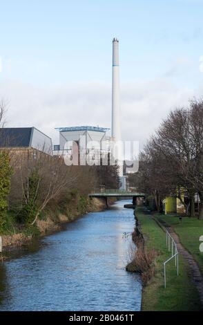 Il camino dell'inceneritore di rifiuti di Kirklees e della centrale elettrica di cogenerazione visto lungo l'Huddersfield Broad Canal, West Yorkshire, Inghilterra, Regno Unito Foto Stock