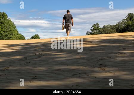 Un uomo trekking nel bel deserto del Maine parco vicino a Freeport, Maine Foto Stock