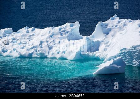 Iceberg fuori dal porto di Orne sulla costa di Danco, Graham Land, Antartide. Foto Stock