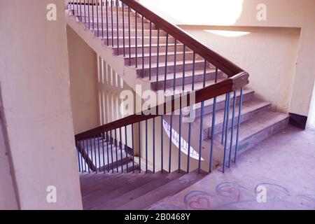 Rangpur, Bangladesh. 18 Febbraio 2020. Scala con ringhiera in legno. Scale in un moderno edificio universitario. Interni di lusso personalizzati. W Foto Stock