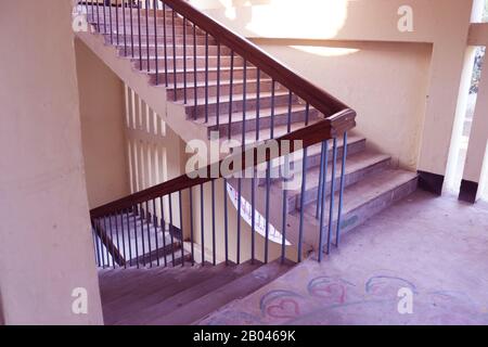 Rangpur, Bangladesh. 18 Febbraio 2020. Scala con ringhiera in legno. Scale in un moderno edificio universitario. Interni di lusso personalizzati. W Foto Stock