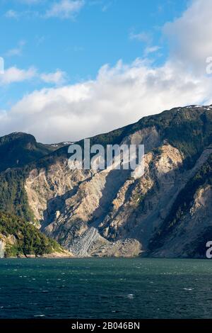 Vista della collina nei fiordi cileni vicino a Puerto Chacabuco nel Cile meridionale, dove una grande frana ha avuto luogo durante un terremoto il 22nd aprile, Foto Stock