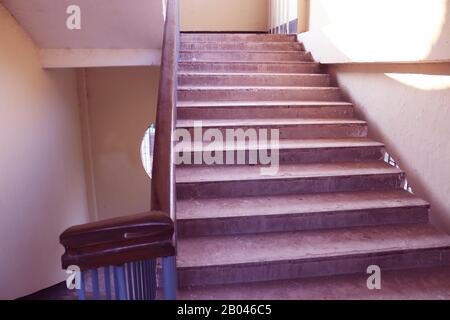 Rangpur, Bangladesh. 18 Febbraio 2020. Scala con ringhiera in legno. Scale in un moderno edificio universitario. Interni di lusso personalizzati. W Foto Stock