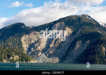 Vista della collina nei fiordi cileni vicino a Puerto Chacabuco nel Cile meridionale, dove una grande frana ha avuto luogo durante un terremoto il 22nd aprile, Foto Stock