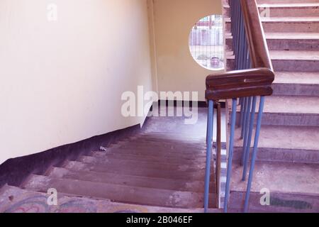 Rangpur, Bangladesh. 18 Febbraio 2020. Scala con ringhiera in legno. Scale in un moderno edificio universitario. Interni di lusso personalizzati. W Foto Stock