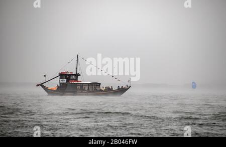 Porto, Portogallo - 18 settembre 2019: Una barca turistica che naviga sul fiume Douro in una giornata di nebbia Foto Stock