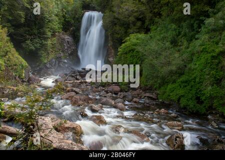 Vista della cascata nella foresta nel Parco privato Aiken del sur vicino a Puerto Chacabuco nei fiordi cileni nel Cile meridionale. Foto Stock